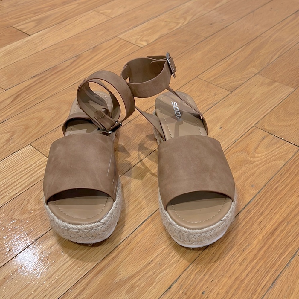Womens size 9 SODA  open toe ankle strap espadrille sandal.
